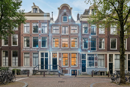 Nederlandse woninggevel met subtiele data- en blueprintvisualisatie